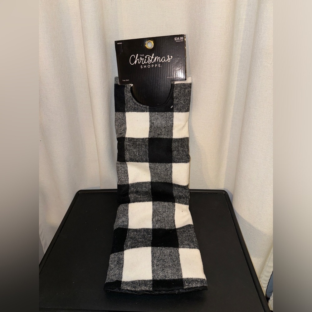 BLACK AND WHITE TREE SKIRT NWT